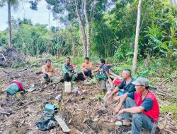 Babinsa Embaloh Hulu Kopda Desta Turun Ke Ladang Warga Ajak Masyarakat Desa Banua Ujung Cegah Karhutla