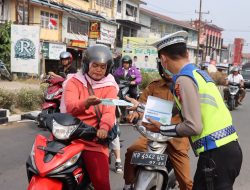 Polres Melawi Bagikan Masker Kepada Pengendara Antisipasi Dampak Debu Dan Asap Karhutla