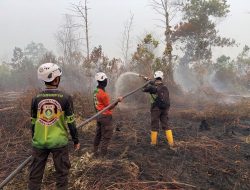 Tim SAR Ditsamapta Polda Kalbar Lakukan Patroli Pembasahan Dan Pendinginan Karhutla Di Kubu Raya