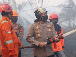 Kapolres Melawi Bersama BPBD Damkar Sat Pol PP Dan Damkar PT.RKA Padamkan Api