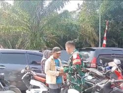 Aksi Heroik Babinsa 1206-06/Putussibau Utara Bagikan Minuman Kepada Warga yang Antre BBM Di Bawah Terik Matahari