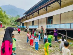 Bercanda Ria Melalui Senam Babinsa Batang Lupar Kenalkan TNI Sejak Dini Kepada Anak-Anak TK Desa Sepandan