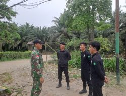 Bangun Kesadaran Cegah Karhutla Sertu Marselus Rino Dekati Security Perkebunan Sawit