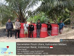 Bhabinkamtibmas Polsek Nanga Pinoh Sampaikan Himbauan Kamtibmas Saat Penyerahan Bantuan Tong Air Bersih