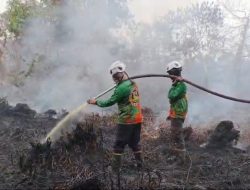 Tim SAR Ditsamapta Polda Kalbar Patroli Dan Padamkan Karhutla Di Sungai Raya Cegah Api Merambat Ke Permukiman