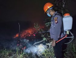 Personel Polsek Menukung Laksanakan Groundcek Titik Api Dan Penanganan Karhutla