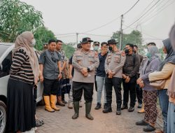 Turun Langsung Kapolda Kalbar Ikut Serta Padamkan Api Di Dua Titik Karhutla Kubu Raya