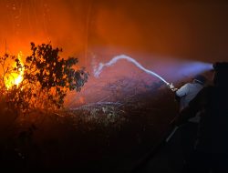 Kejar Titik Api Di Tengah Malam Polsek Teluk Batang Bergerak Cegah Karhutla Meluas