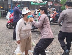 Polda Kalbar Edukasi Warga Cegah Karhutla Dan Bagikan Masker Di Pasar Kemuning