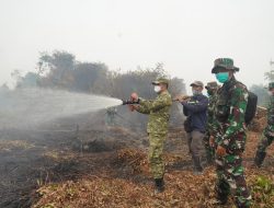 Danrem 121/Abw Turun Langsung Tinjau Proses Pemadaman Karhulta Di Wilayah Kabupaten Mempawah