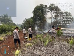 ‎Tim Gabungan Polres Sambas BKO Brimob Polri TNI KPH Dan MPA Lakukan Upaya Pemadaman Hotspot Karhutla Di Desa Berlimang Sambas