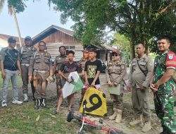 Cegah Gangguan Dan Bahaya Babinsa Putussibau Utara Hadir Dalam Razia Gabungan Larangan Bermain Layang-Layang