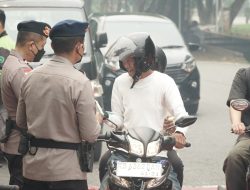 Upaya Pencegahan Dampak Kabut Asap Akibat Karhutla Brimob Kalbar Bersama Aliansi Ojol Bagikan Masker Kepada Pengendara