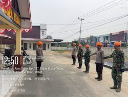 Tanpa Lelah Anggota Koramil Tebas Dan Polsek Turun Langsung Padamkan Karhutla