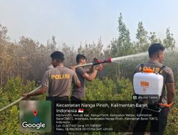 Kapolsek Nanga Pinoh Bersama Tim Gabungan Padamkan Karhutla Di Dekat Bandara Nanga Pinoh