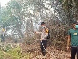 Polsek Belimbing Lakukan Groundcek Dan Pemadaman Karhutla Bersama Warga