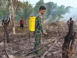 Kodim 1204/Sanggau Padamkan Karhutla Seluas 0,6 Hektare Di Desa Bahta