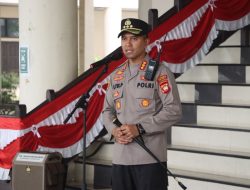 Tim Gabungan Ditsamapta Dan Polresta Pontianak Lakukan Pengamanan Aksi Unjuk Rasa Solmadapar Secara Humanis