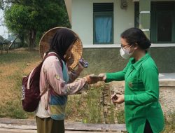Peduli Kesehatan Pelajar Di Tengah Kabut Asap Ketua Persit KCK Cabang L Bagikan Masker Di SMPN 01 Kalis
