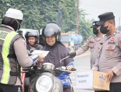 Bahaya Kabut Asap Polres Sambas Bagikan Masker Dan Imbau Warga Stop Bakar Lahan