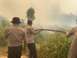 Cegah Karhutla Meluas Mahasiswa STIK Dan Siswa Setukpa Edukasi Warga Sekaligus Padamkan Api Di Sei Putri