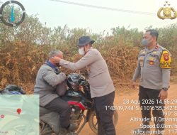 Momen Humanis Di Tengah Penanganan Karhutla Personel Polres Ketapang Bagikan Masker Kepada Masyarakat