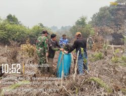 Tidak Pulang Sebelum Padam Babinsa Koramil 07/Teluk Keramat Bersama MPA Padamkan Karhutla