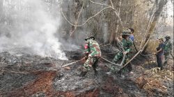 Babinsa 1206-07/Empanang Bersama Warga Dengan Sigap Bergotong Royong Padamkan Kobaran Api