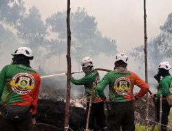 Ditsamapta Polda Kalbar Padamkan Karhutla Di Kubu Raya