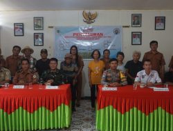 Letkol Laut Riski Dari Mabes TNI Sosialisasikan Pencegahan Karhutla Di Desa Sungai Abau