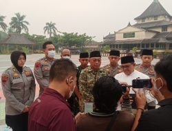 Tim Penyuluh Karhutla Mabes TNI Wilayah Kabupaten Sambas Ikuti Salat Istisqa Dii Halaman Keraton Sambas