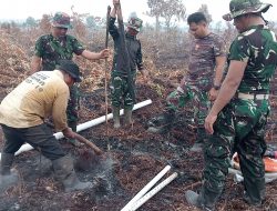 Atasi Kesulitan Air Di Lokasi Karhutla Danramil 04/Jawai Turun Langsung Bangun Sumur Bor