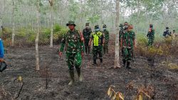 Tanpa Kenal Lelah TNI-Polri Padamkan Karhutla Di Desa Tani Makmur Hulu Gurung