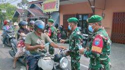 Peduli Kesehatan Warga Babinsa Putussibau Utara Bersama Polsek Dan Dinkes Kapuas Hulu Bagikan Masker 