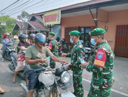 Peduli Kesehatan Warga Babinsa Putussibau Utara Bersama Polsek Dan Dinkes Kapuas Hulu Bagikan Masker 