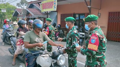Peduli Kesehatan Warga Babinsa Putussibau Utara Bersama Polsek Dan Dinkes Kapuas Hulu Bagikan Masker 