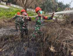 Koramil 1204-01/Kapuas Bersama Masyarakat Padamkan Dua Titik Karhutla Di Kecamatan Kapuas