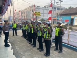 Di Tengah Kabut Asap Polwan Polres Melawi Hadir Berikan Perlindungan Untuk Pengendara