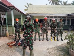 Beberapa Titik Hotspot Terdeteksi Danramil 04/Jawai Langsung Pimpin Anggota Padamkan Api Di Desa Mutus Darussalam