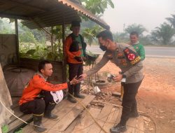 Di Tengah Jebakan Api Karhutla Personel Subsatgas Dokkes Polda Kalbar Tunjukkan Aksi Kemanusiaan Kepada Warga