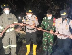 Kapolresta Pontianak Turun Langsung Padamkan Karhutla Bersama Warga Di Parit Demang