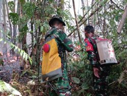 Terima Laporan Warga Babinsa 1206-16/Seberuang Bergerak Cepat Atasi Karhutla Di Desa Jerenjang