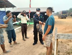Tim Kesehatan Polres Ketapang Bagikan Masker kepada Warga Terdampak Kabut Asap Karhutla