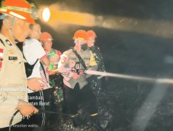 Pantang Menyerah Anggota Koramil 02/Sejangkung Padamkan Api Hingga Malam