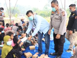 Polres Sambas Manfaakan Momen Panen Jagung Bagikan Masker Kepada Warga