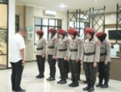 Ditengah Kabut Asap Polwan Ditreskrimsus Polda Kalbar Turun Ke Jalan Bagikan Masker Vitamin Dan Air Mineral Kepada Warga