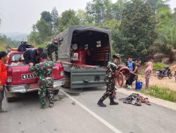 Cepat Tanggap Hadapi Karhutla Tim Penyuluhan Karhutla Kolonel Adm Ahmad Hudi Bersama Pj. Danramil Hulu Gurung Melansir Air Ke Titik Api