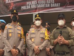 Kapolda Kalbar Turun Langsung Salurkan Air Bersih Dan Cek Kesehatan Warga Terdampak Karhutla Di Kubu Raya