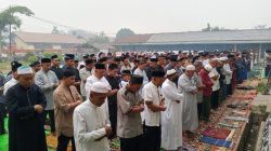 Sholat Istisqa Di Balai Karangan TNI Dan Masyarakat Sekayam Bersatu Memohon Hujan serta Akhiri Kabut Asap