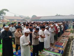 Sholat Istisqa Di Balai Karangan TNI Dan Masyarakat Sekayam Bersatu Memohon Hujan serta Akhiri Kabut Asap
